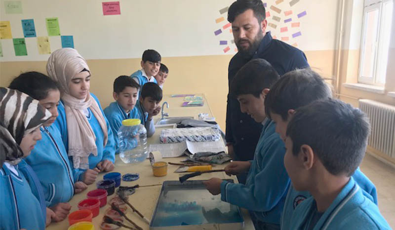 Öğrenciler Ebru Sanatı öğreniyor