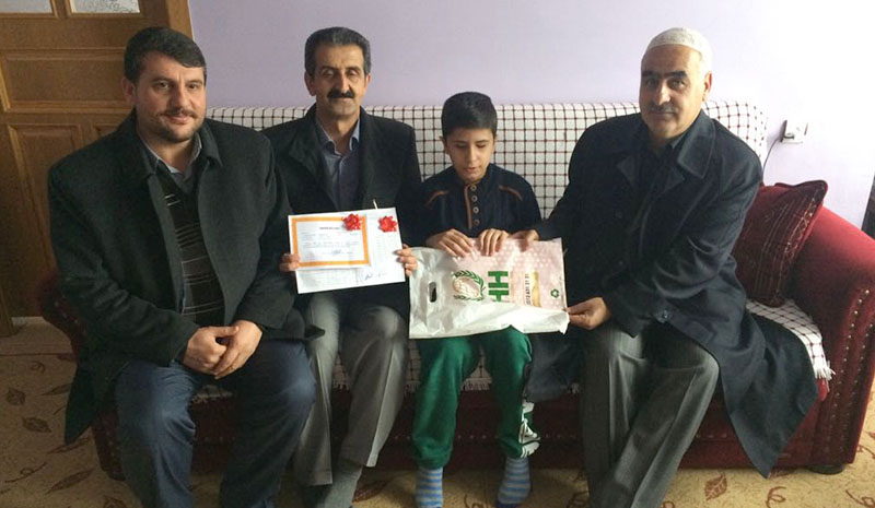 Engelli öğrenciye fıkıh kitabı hediyesi