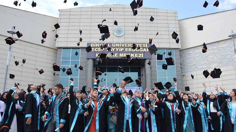 BÜ`de mezuniyet coşkusu