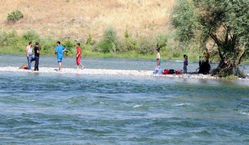 Sular yükseldi, mahsur kaldılar!