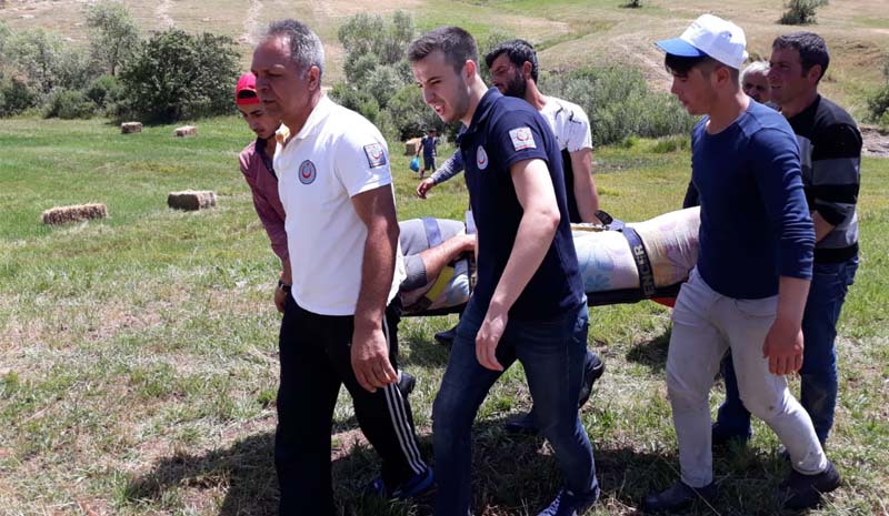 Eşekle uçuruma yuvarlandı, 112 ekipleri kurtardı