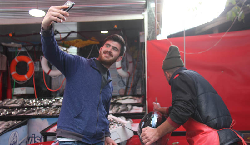 Görenler fotoğraf çektirmek için sıraya giriyor