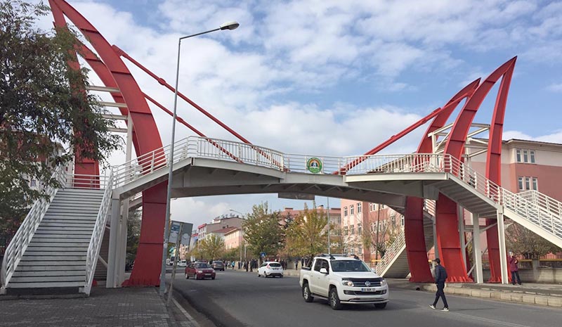 Üst geçit var kullanan yok!