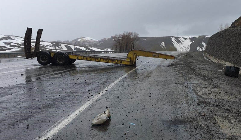 Çekici 3`e ayrıldı: 1 yaralı