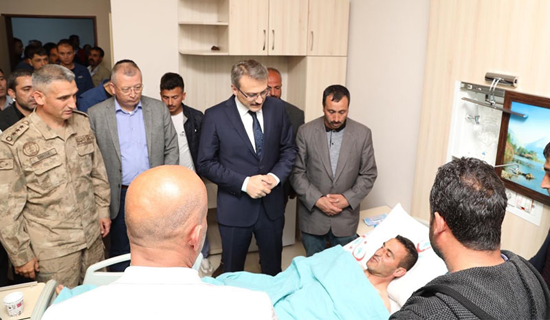 Vali Ekinci, Yaralı Askerleri Ziyaret Etti