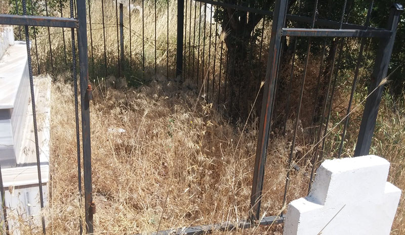 Mezarlık korkuluklarını çalıyorlar!