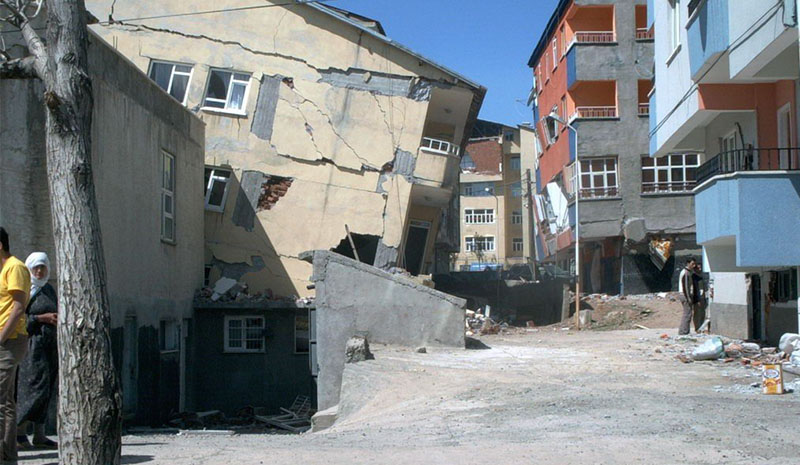 Depremlerde bin 538 kişi hayatını kaybetti