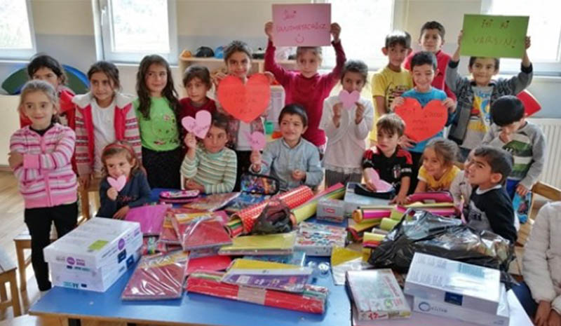 Öğrencilere kırtasiye yardımında bulundu