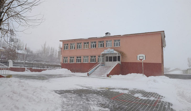 Karlıova`da okullar yarın da tatil