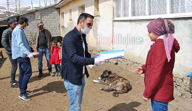 Fedakâr öğretmenler köydeki öğrenciler için seferber oldu