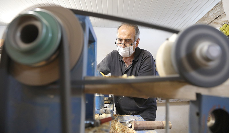 Emekli torna ustası 9 enstrüman üretiyor