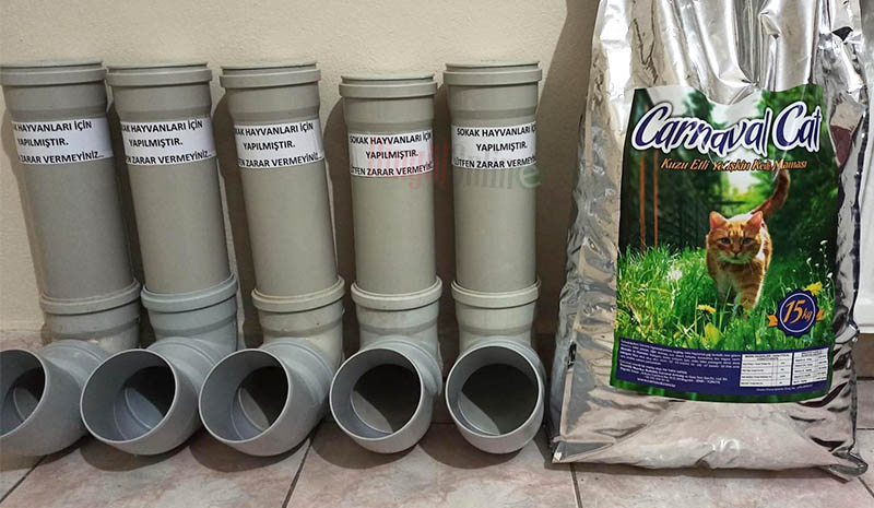 Sokak hayvanları için mama follukları yaptılar