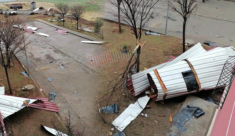Şiddetli Rüzgâr Çatıları Uçurdu