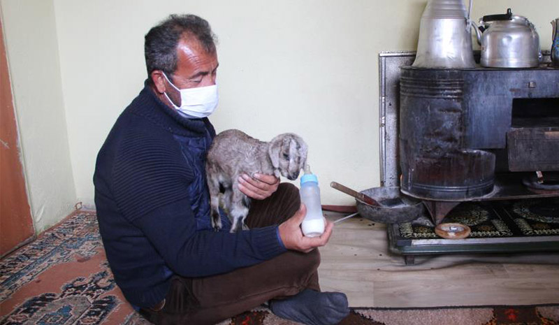 Annesi sakat olan oğlağa evde bakıyorlar