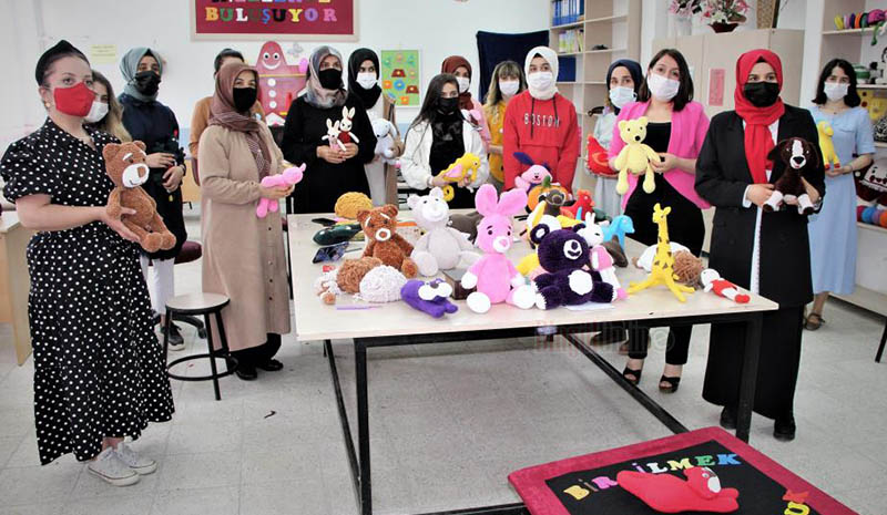 İhtiyaç sahipleri için ilmik ilmik oyuncak örüyorlar