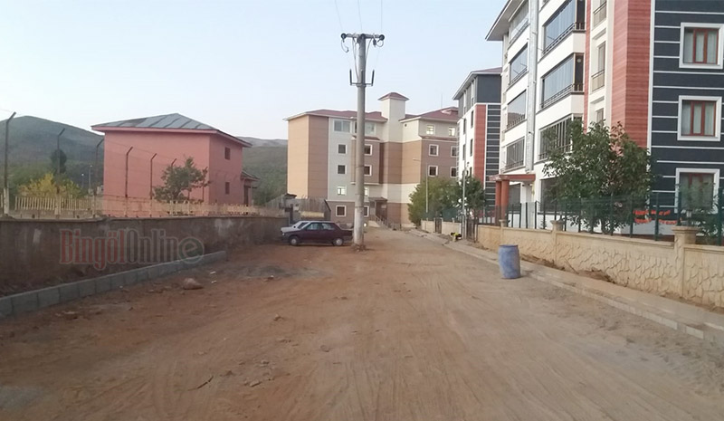 Yol ortasındaki direğin kaldırılmasını talep ediyorlar