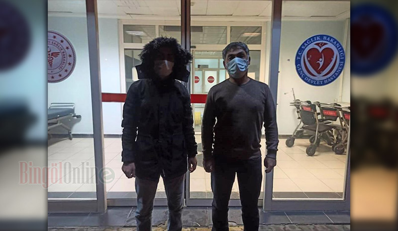 Köpek sürüsü, evine giden adama saldırdı