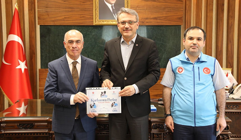 Vali Ekinci, kurban bağışında bulundu