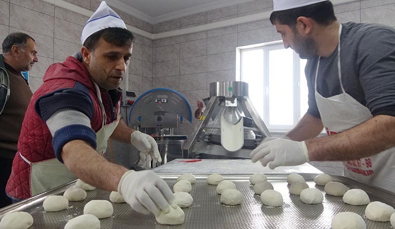 Depremzedeler için günde 15 bin ekmek üretiliyor