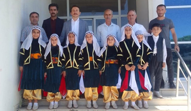 Solhan HEM`de kız öğrencilere folklor kıyafeti hediyesi