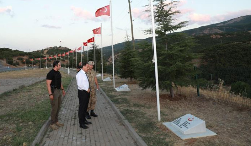 Vali Usta`dan 33 şehit anıtına ziyaret