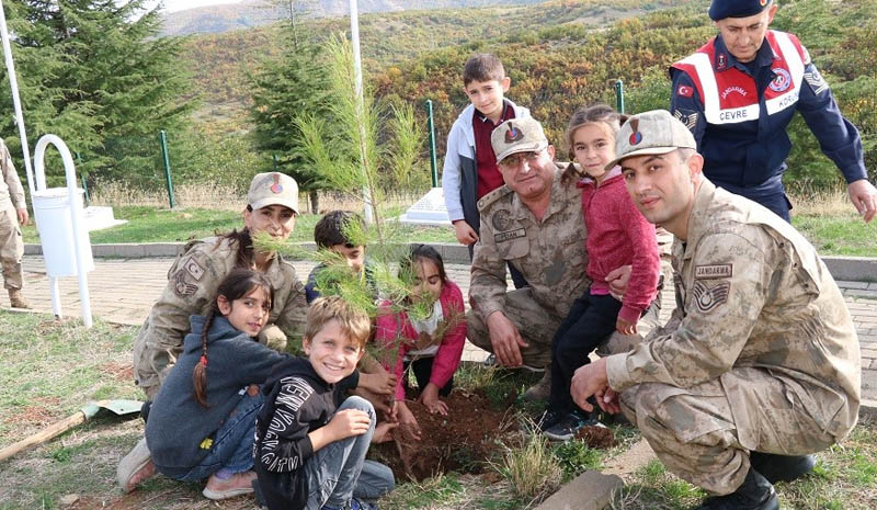 Cumhuriyet`in 100`üncü yılı anısına yüz öğrenci yüz fidan dikti