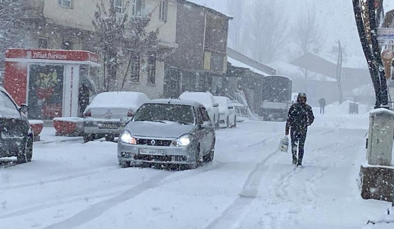 Karlıova`ya kış geri geldi, kar kalınlığı 15 santimi aştı