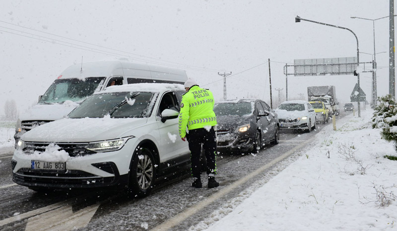 Bingöl polisi karlı yollarda denetim yapıp sürücüleri uyardı!