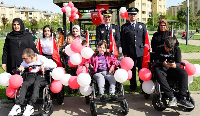 Bingöl Emniyet`inden özel çocuklara akülü sandalye hediyesi