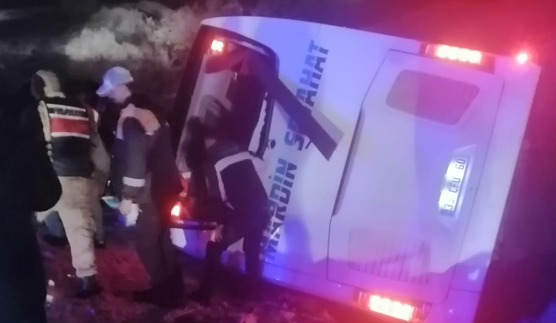 Yolcu otobüsü devrildi: 4 ölü, çok sayıda yaralı var