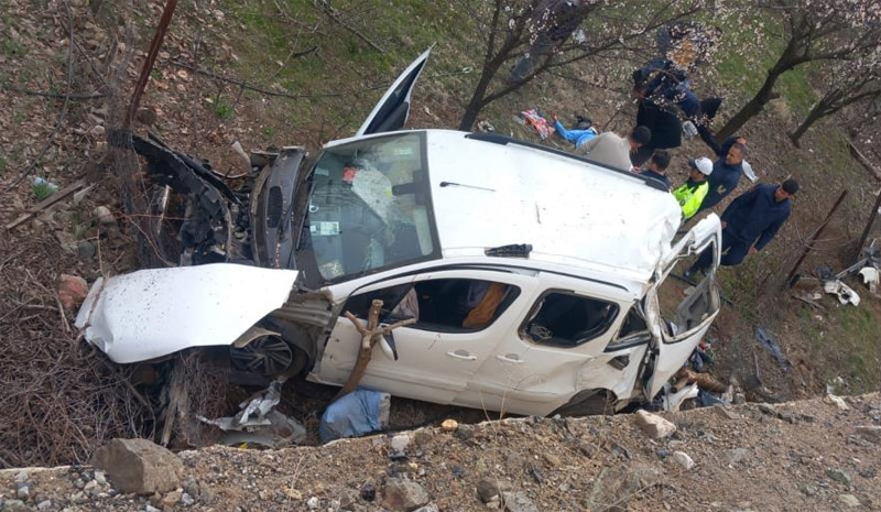 Hafif ticari araç şarampole uçtu: 4 yaralı