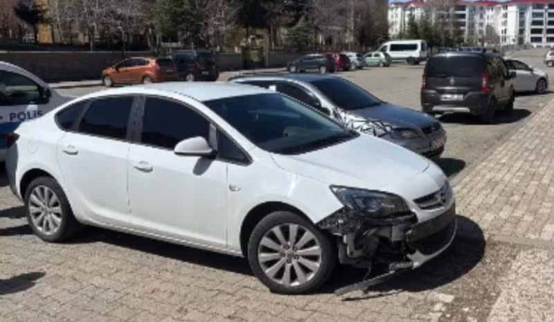 Çaldıkları araçla kaza yapıp kaçtılar