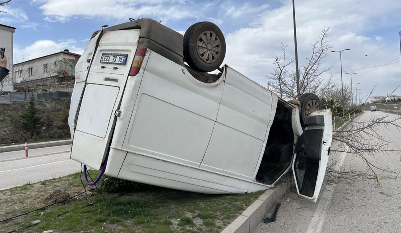 Hafif ticari araç takla attı, sürücü şans eseri kurtuldu
