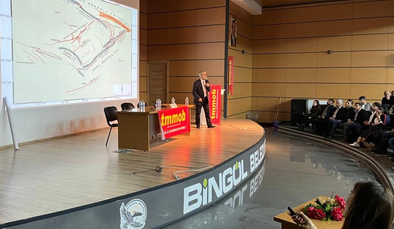 Naci Görür Bingöl`de uyardı! `Eli kulağında…`