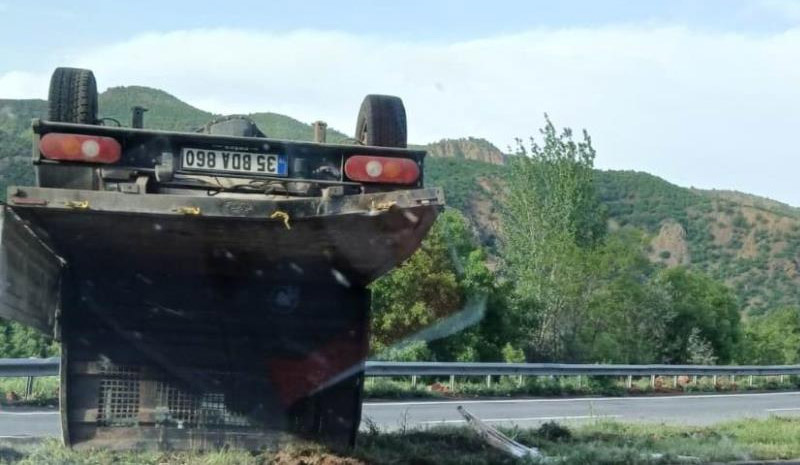 Bingöl`de kamyonet takla attı: 1 yaralı