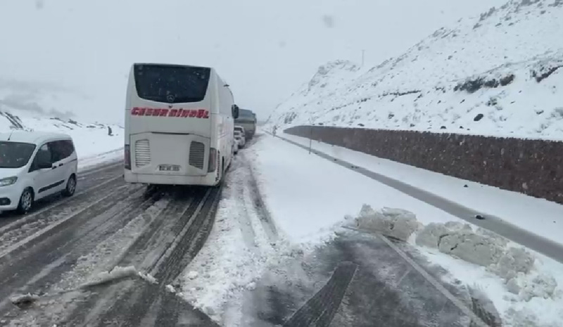 Bingöl`de Mayıs ayında kar ulaşımı olumsuz etkiledi