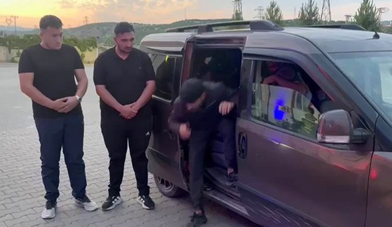 Bingöl`de hafif ticari aracın içinden 14 düzensiz göçmen çıktı