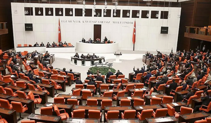 Meclis tatile girmiyor: Çalışma süresi 1 ay uzatıldı