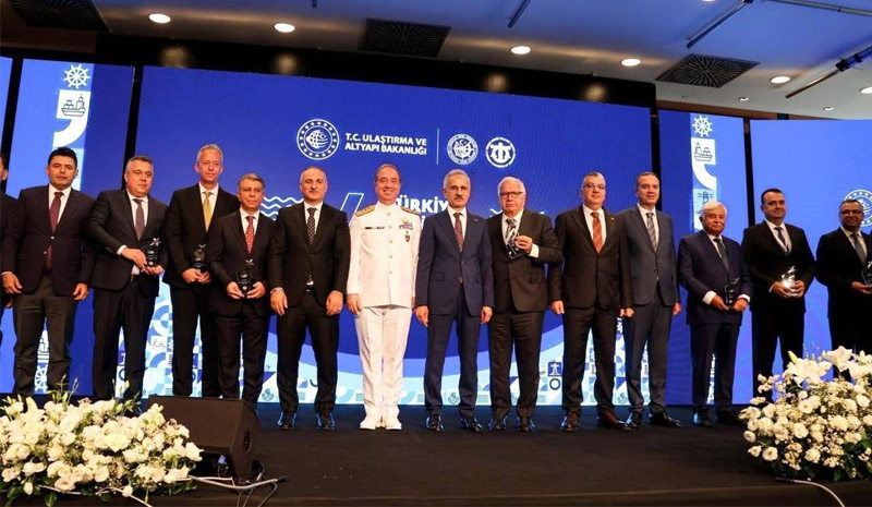 Türkiye Denizcilik zirvesinde Bakanlıktan Onur Ödülü