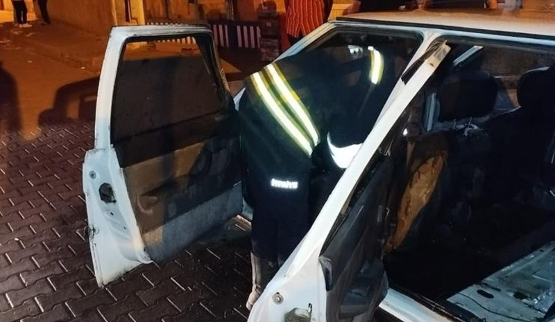 Bingöl`de park halindeki araç alev aldı