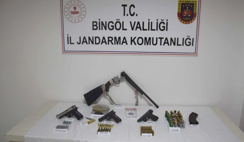Çadırda silah, uyuşturucu, ne ararsan var!