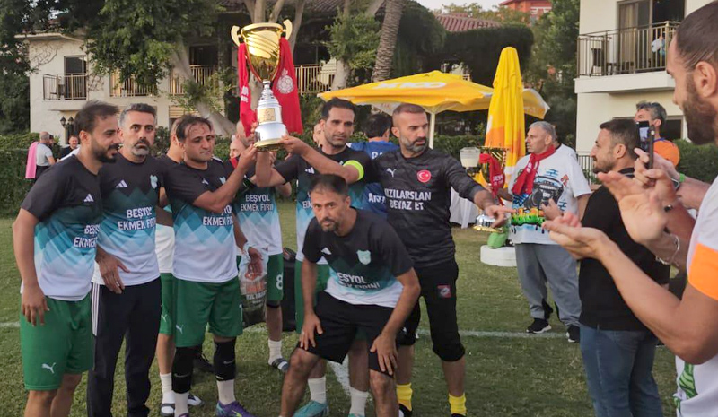 Bingöl master takımı kupayla döndü