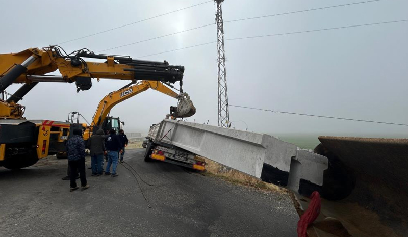 Bingöl`de virajı alamayan tır yan yattı