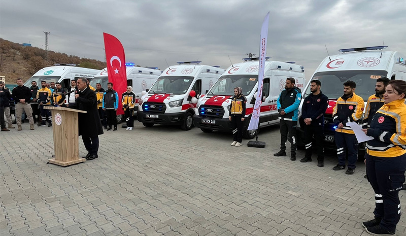 Bingöl`e 5 yeni ambulans ve 2 UMKE aracı tahsis edildi