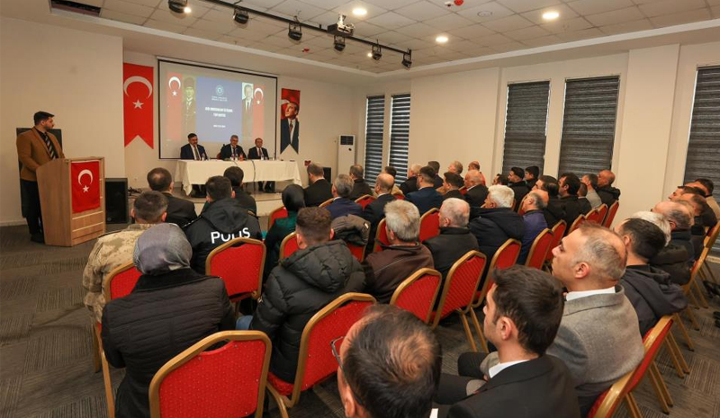 Vali Çelik Kiğı`da muhtarlarla bir araya geldi