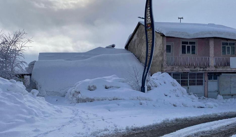 Karlıovalılar kar atmaktan yorgun!