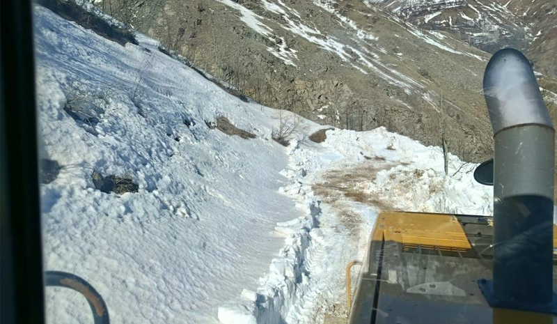 Bingöl`de kar ve heyelandan dolayı kapanan köy yolları açılıyor