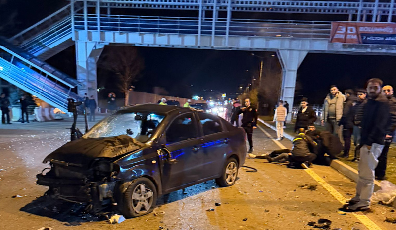 Feci kaza! Bariyerleri aşıp karşı şeride geçti! 2 yaralı