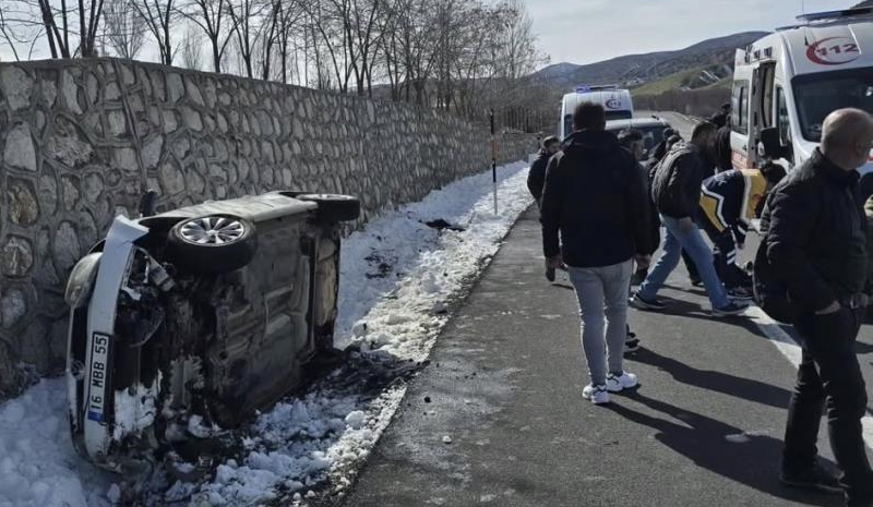 Otomobil istinat duvarına çarptı! 5 yaralı