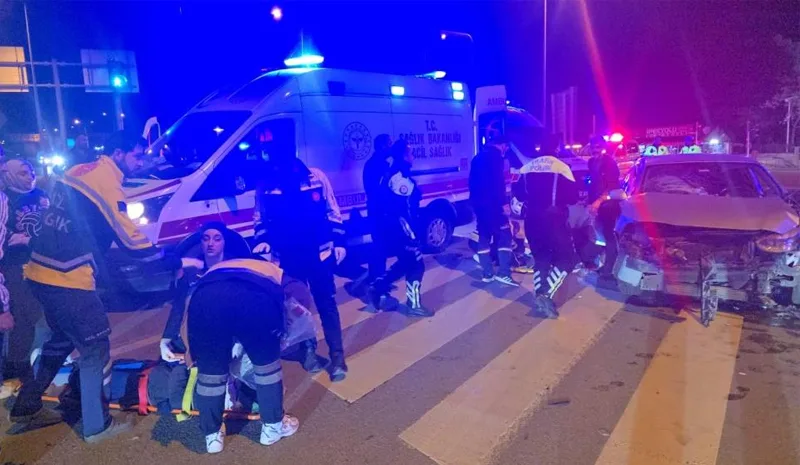 Bingöl`de Kavşakta Kaza: 5 Kişi Yaralandı